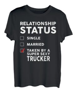 Beziehungsstatus von einem super sexy Trucker aufgenommen T-Shirt