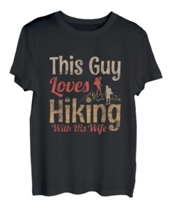 Dieser Typ liebt es, mit seiner Frau Mountain Hiker zu wandern T-Shirt