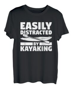 Leicht abgelenkt durch Kajak-Kajak für einen Kajak T-Shirt