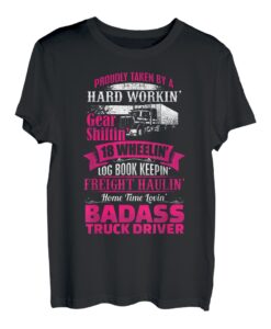 Mit Stolz von Bad-ass LKW-Fahrer, Ehemann, Trucker, Ehefrau T-Shirt
