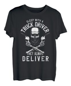 Schlafen Sie mit einem Trucker, sie liefern immer lustige LKW-Fahrer T-Shirt